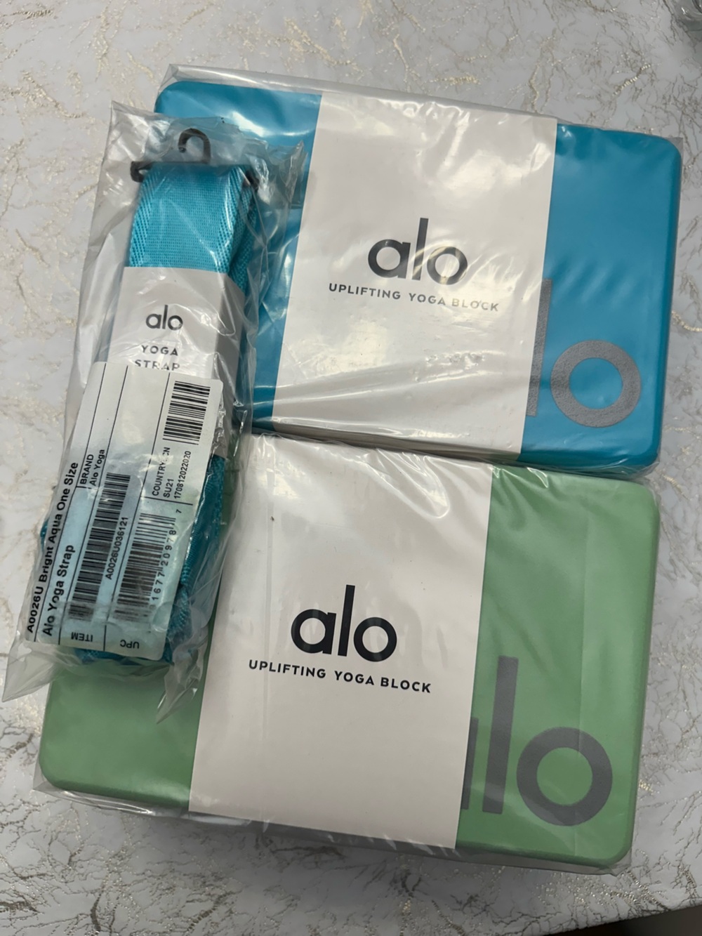 NWT! Alo Yoga strap and block set in blue/green